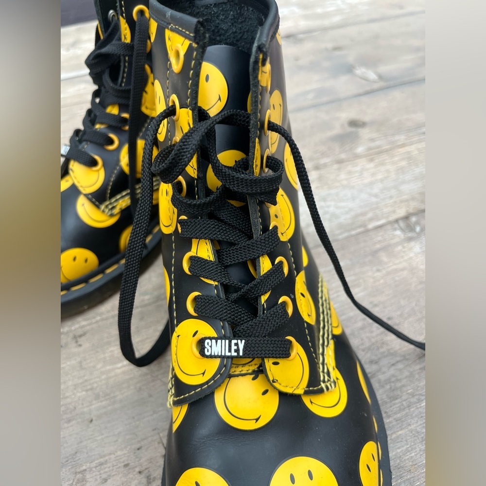 Smiley Dr Marten Limited Edition - Picture 6 of 15